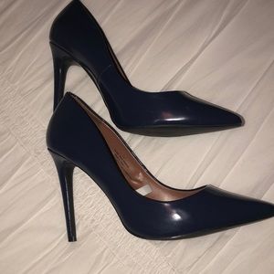 Patent leather navy blue pumps